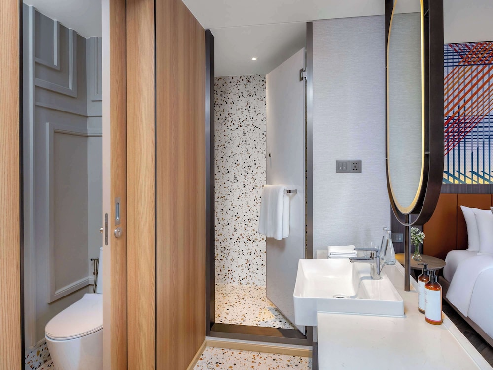 mercure bangkok surawong