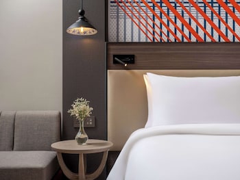 mercure bangkok surawong