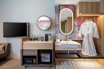 mercure bangkok surawong