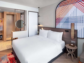 mercure bangkok surawong