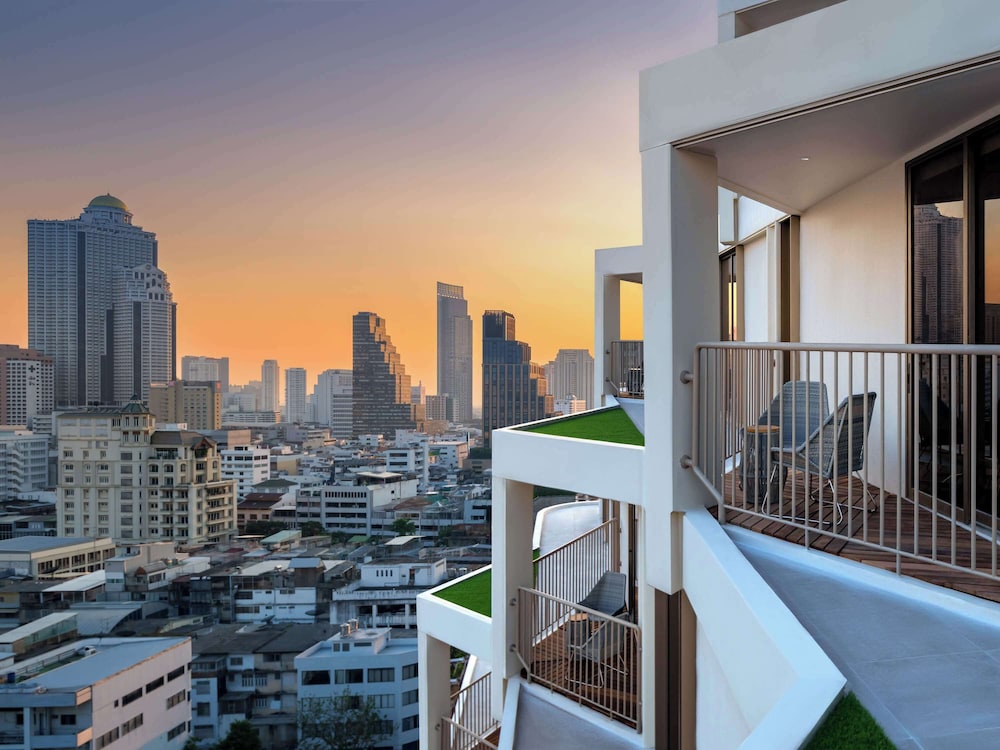 mercure bangkok surawong