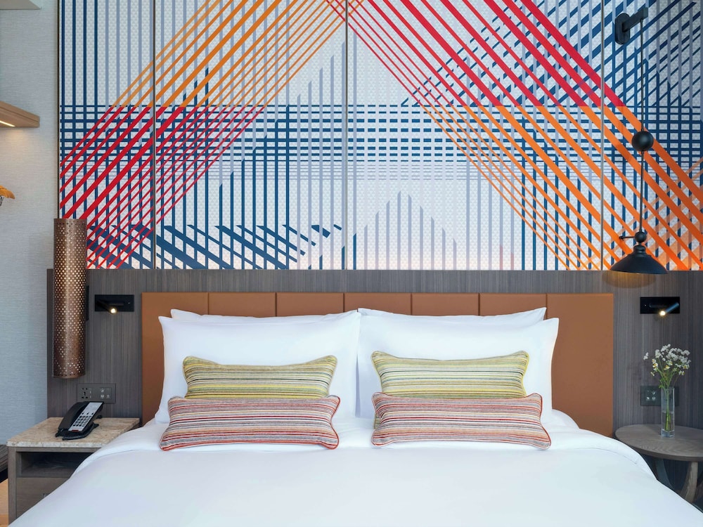 mercure bangkok surawong