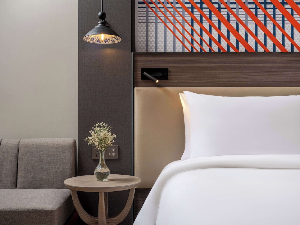 mercure bangkok surawong