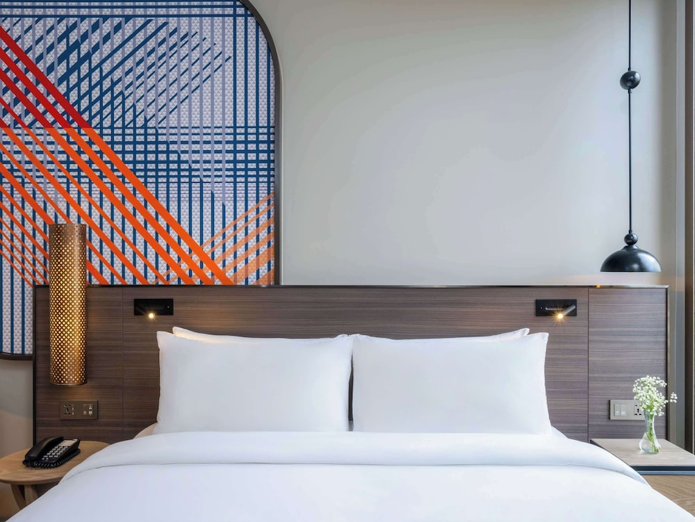 mercure bangkok surawong