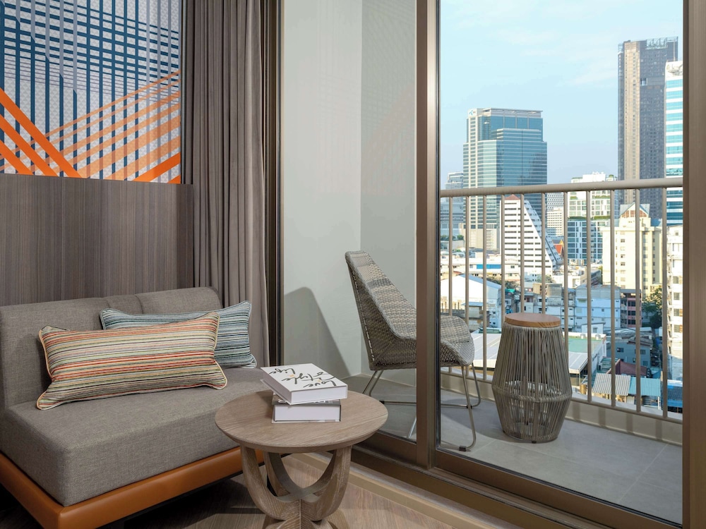 mercure bangkok surawong