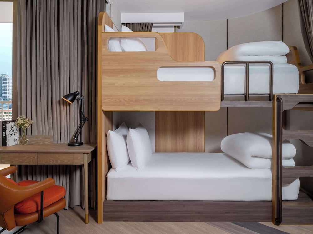 mercure bangkok surawong