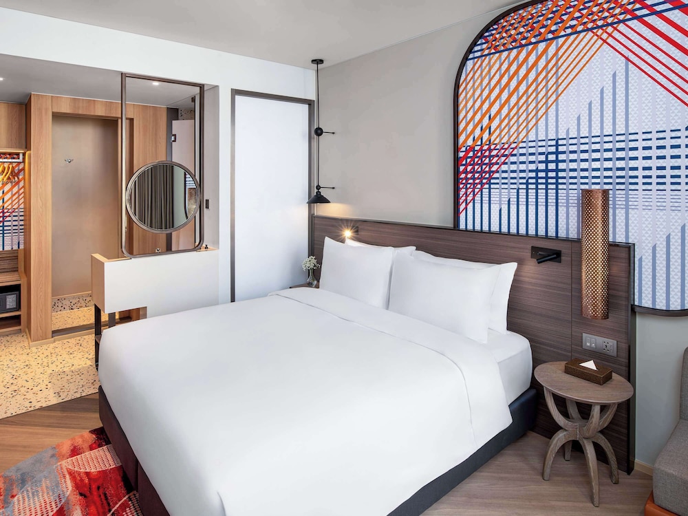 mercure bangkok surawong