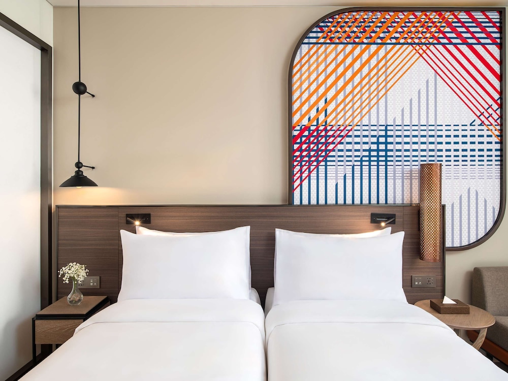 mercure bangkok surawong