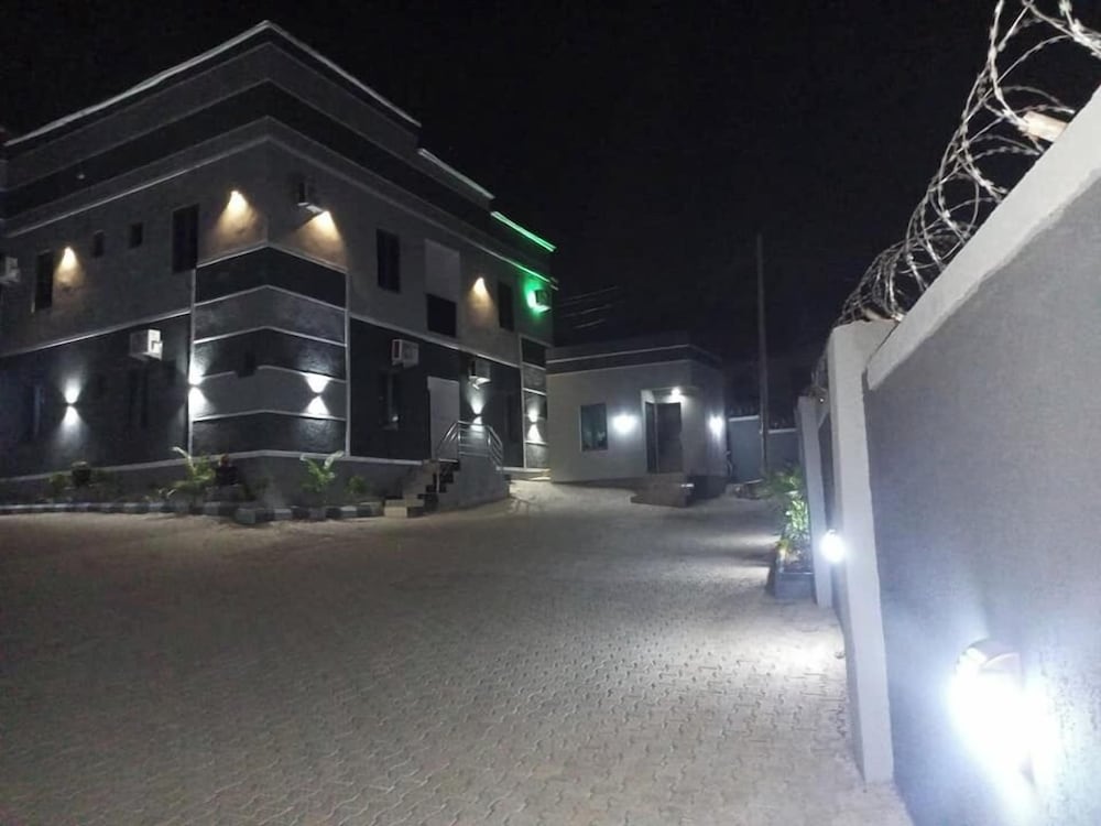 new diamond suites and apartment jos