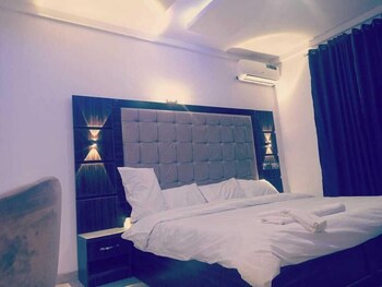 new diamond suites and apartment jos