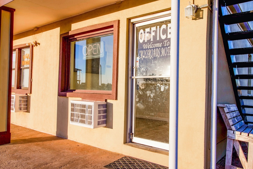 crossroads motel