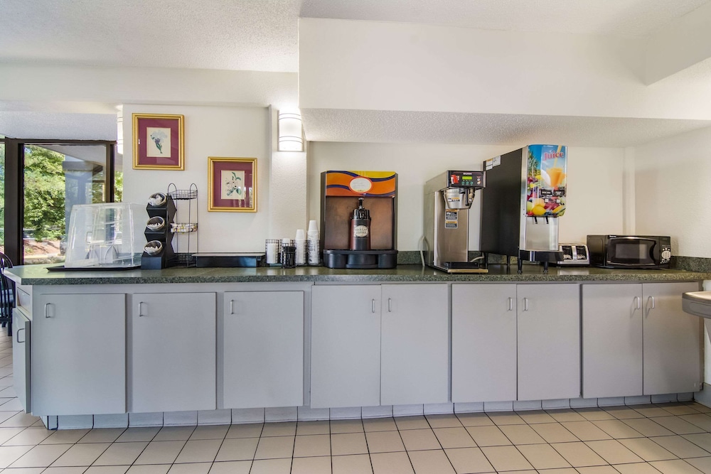 econo lodge south