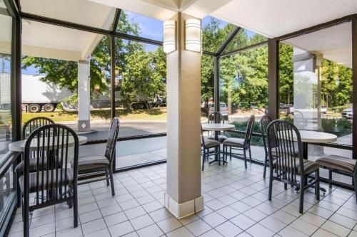 econo lodge south