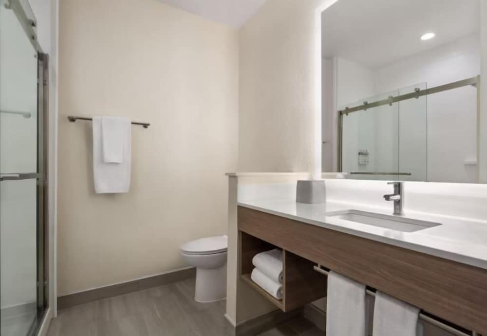 holiday inn express and suites bessemer birmingham sw an ihg hotel