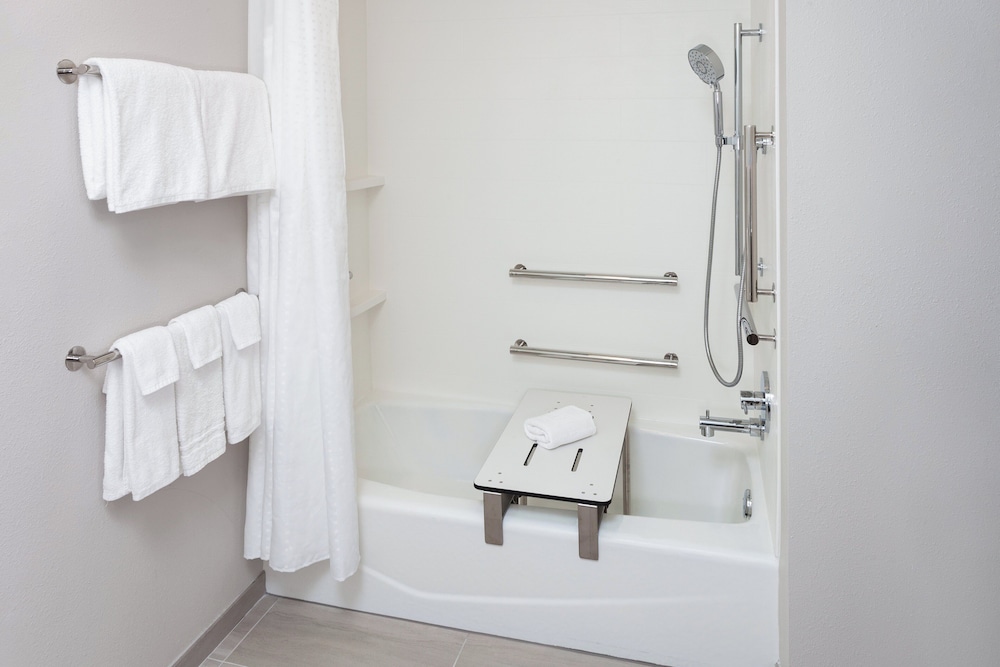 holiday inn express and suites reedsburg dells area