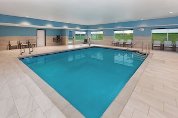 holiday inn express and suites reedsburg dells area
