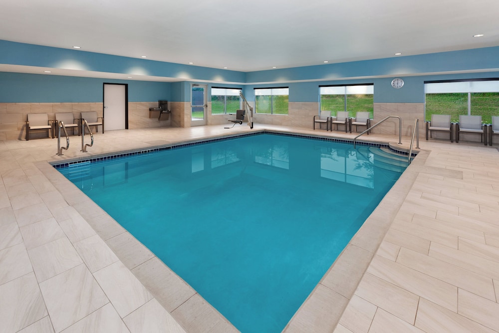 holiday inn express and suites reedsburg dells area