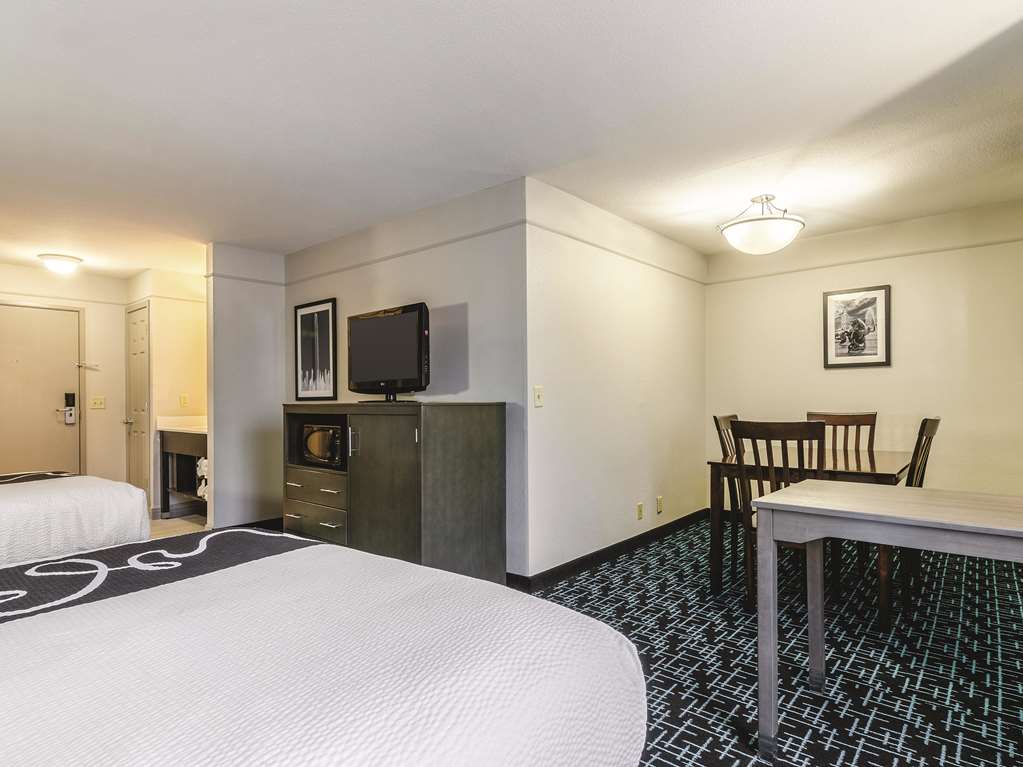 la quinta inn and suites by wyndham kansas city airport