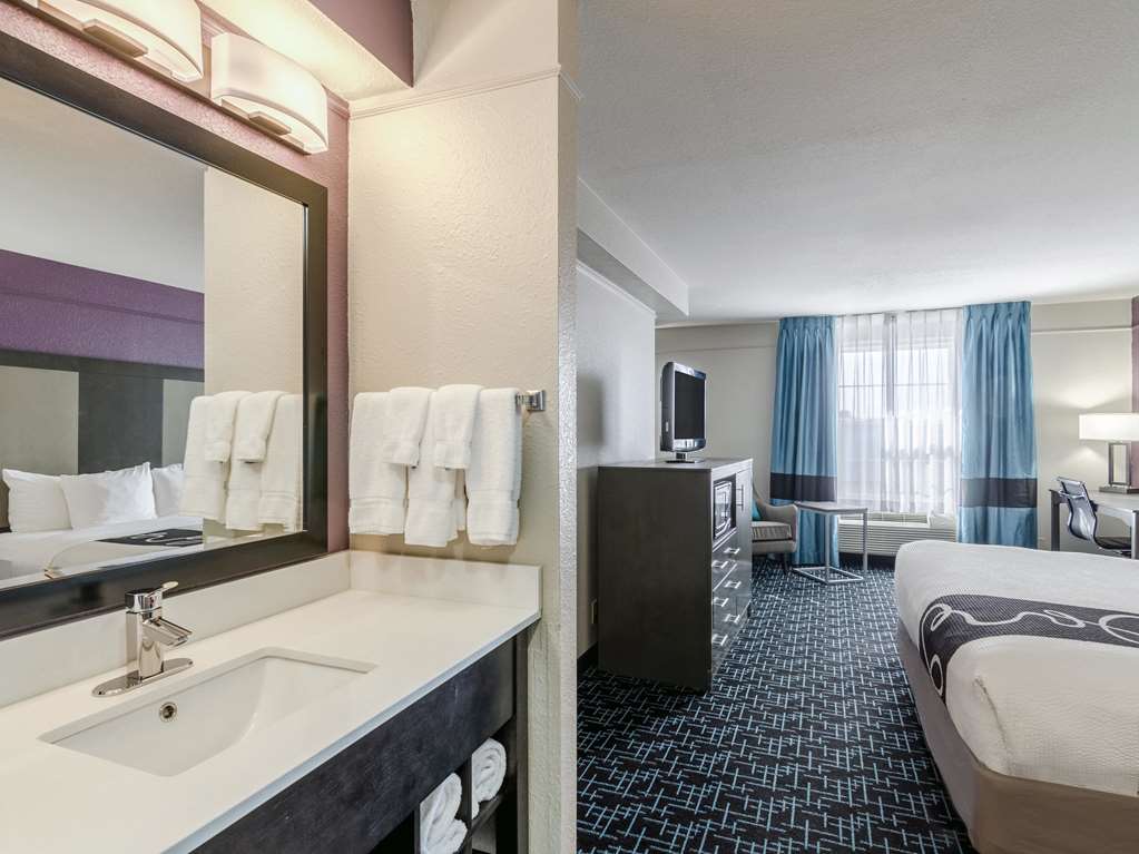 la quinta inn and suites by wyndham kansas city airport