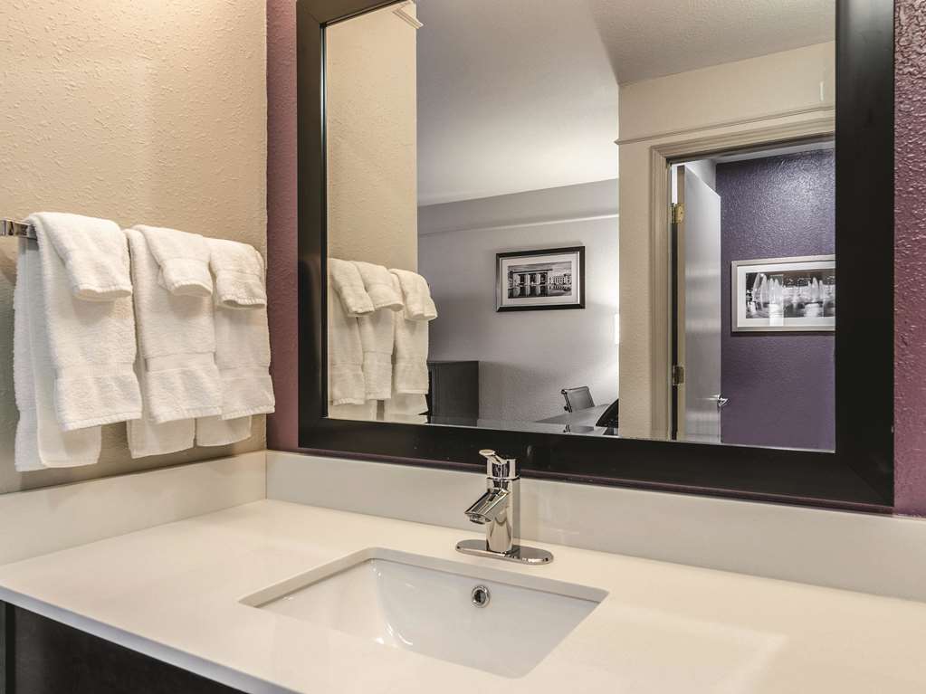 la quinta inn and suites by wyndham kansas city airport