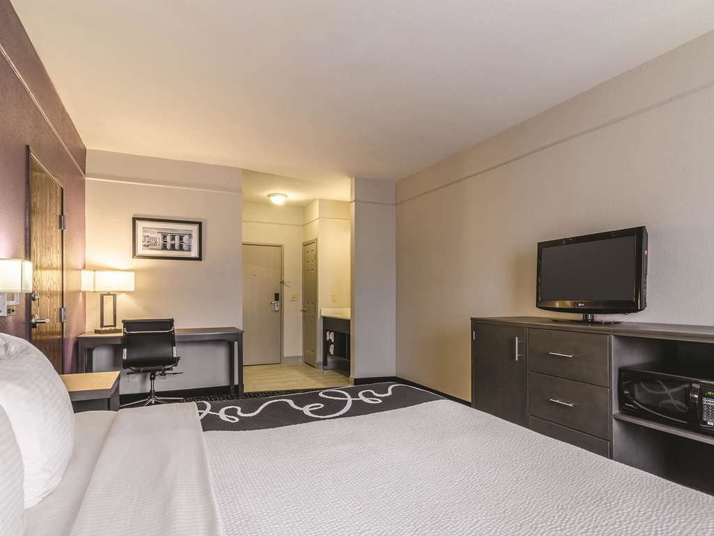 la quinta inn and suites by wyndham kansas city airport