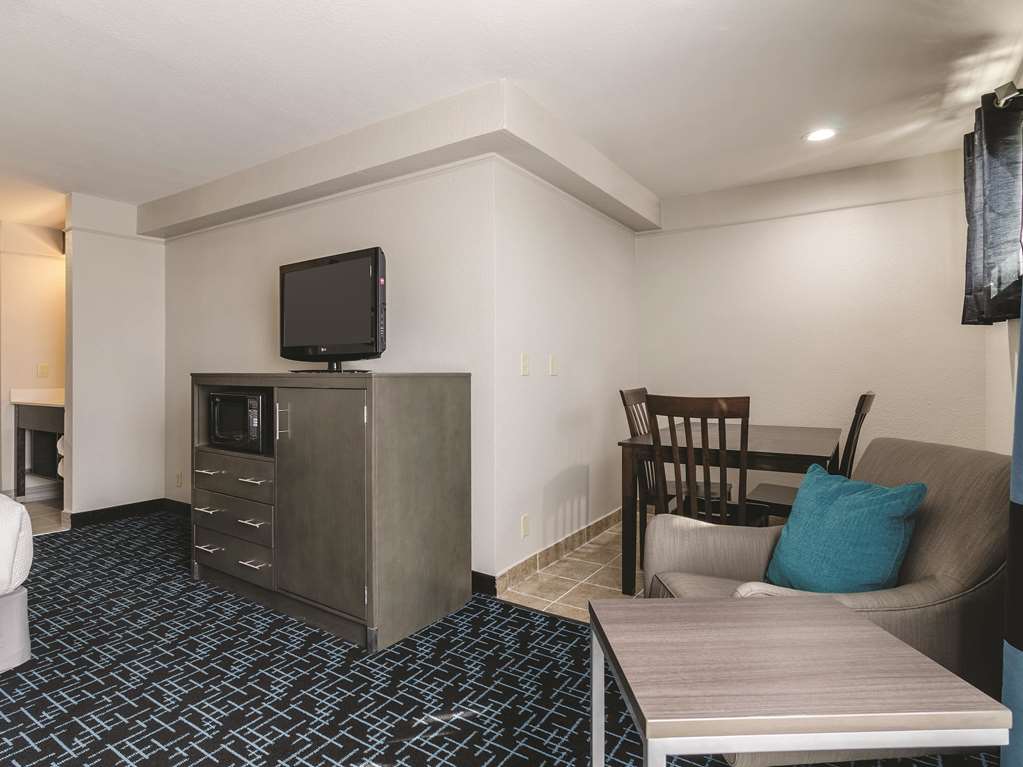 la quinta inn and suites by wyndham kansas city airport