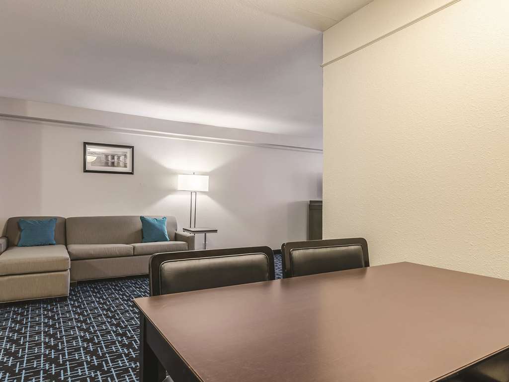 la quinta inn and suites by wyndham kansas city airport