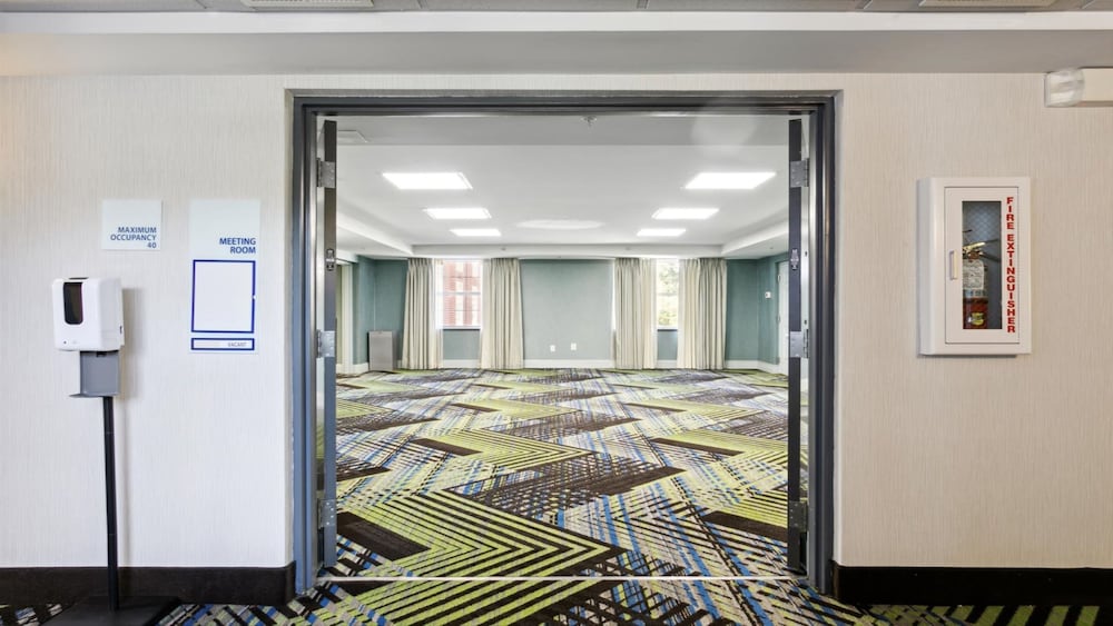 holiday inn express williamsburg north by ihg