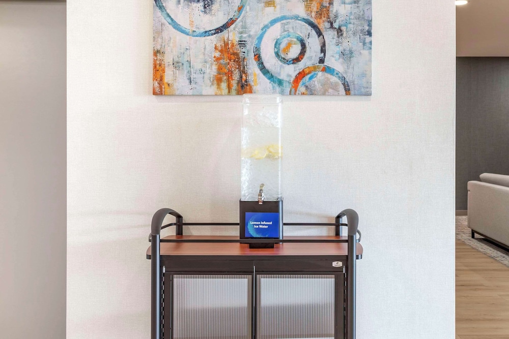 comfort inn and suites newark liberty international airport