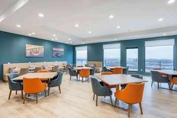 comfort inn and suites newark liberty international airport