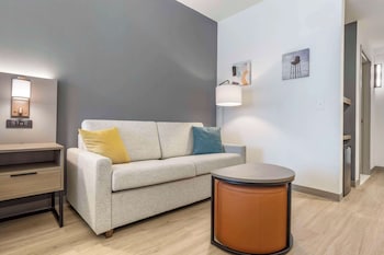 comfort inn and suites newark liberty international airport