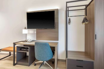 comfort inn and suites newark liberty international airport