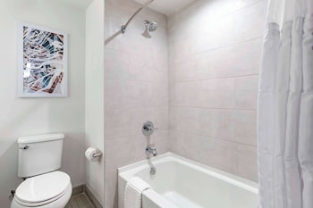 comfort inn and suites newark liberty international airport