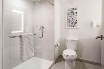 comfort inn and suites newark liberty international airport