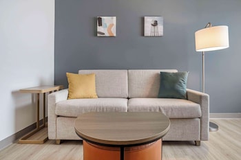 comfort inn and suites newark liberty international airport