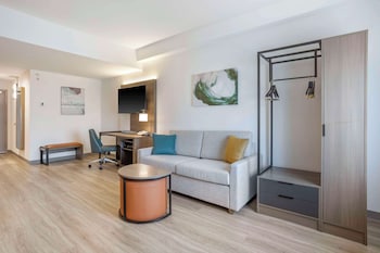 comfort inn and suites newark liberty international airport