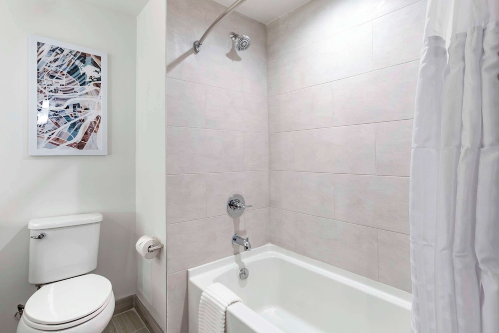 comfort inn and suites newark liberty international airport