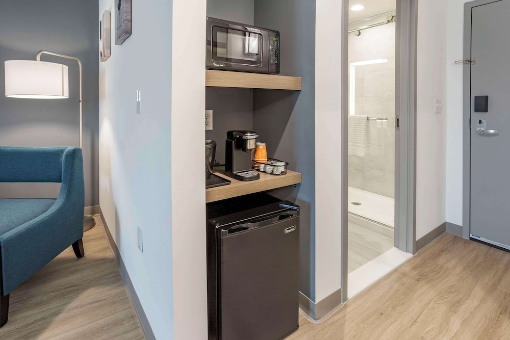 comfort inn and suites newark liberty international airport