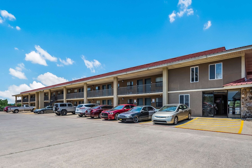 Quality Inn & Suites Hot Springs-Lake Hamilton,Near Hot Springs Mall,3 star