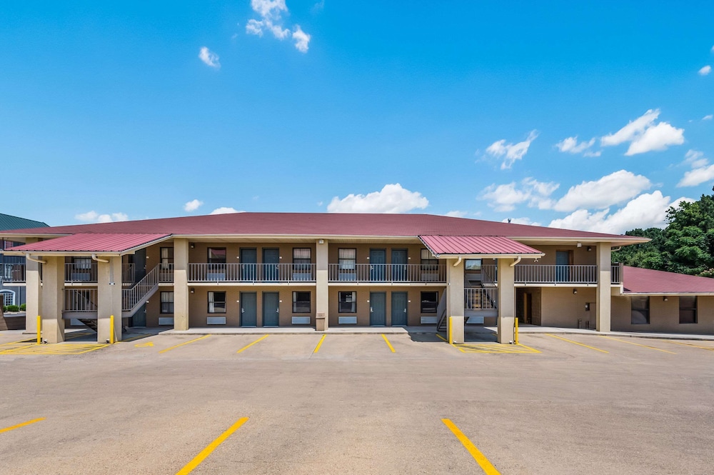Quality Inn & Suites Hot Springs-Lake Hamilton,Near Hot Springs Mall,3 star