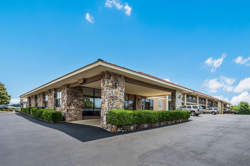 Quality Inn & Suites Hot Springs-Lake Hamilton,Near Hot Springs Mall,3 star