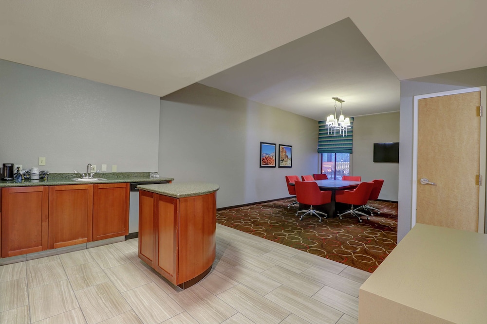 hampton inn tropicana