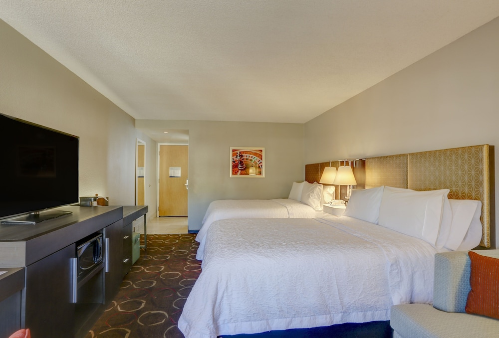 hampton inn tropicana