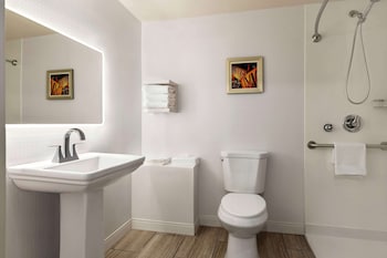 hampton inn tropicana