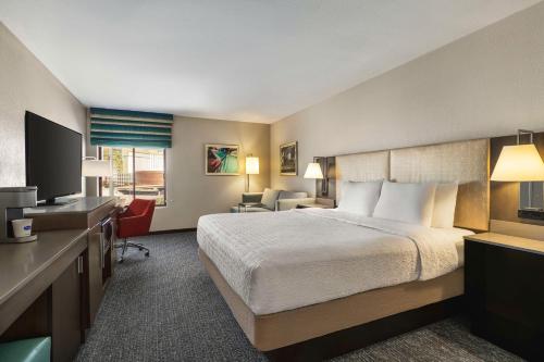 hampton inn tropicana
