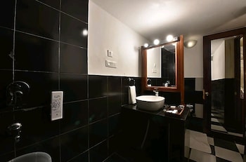 tiaraa monolith lake resort