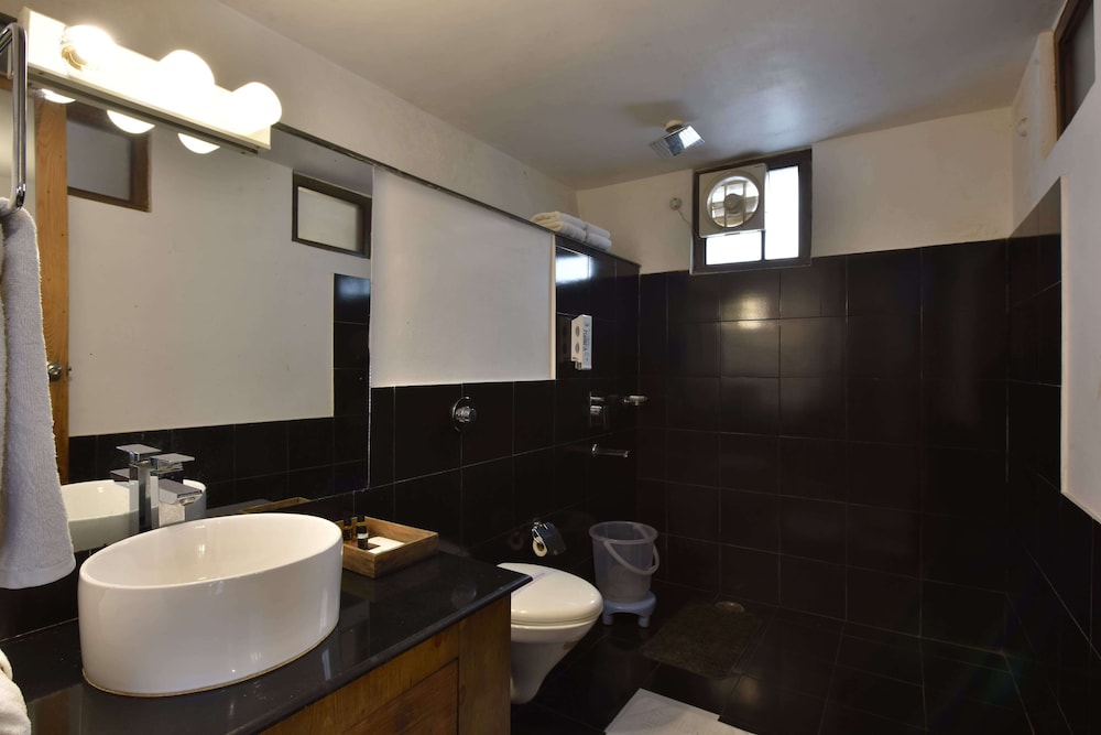 tiaraa monolith lake resort