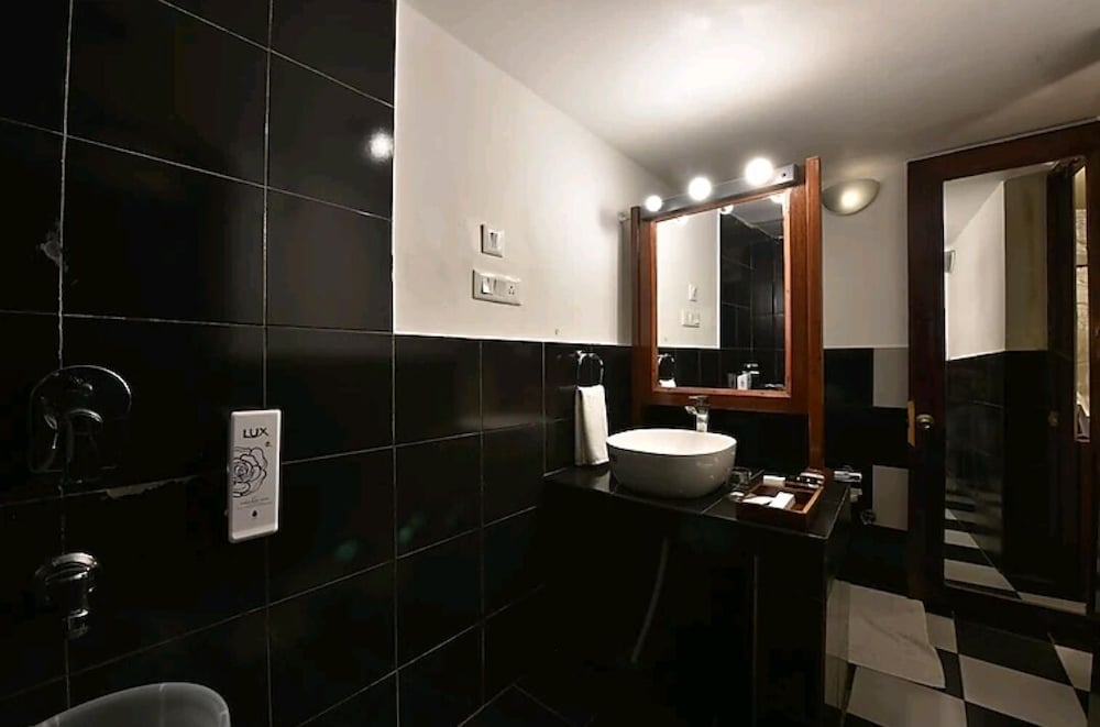 tiaraa monolith lake resort