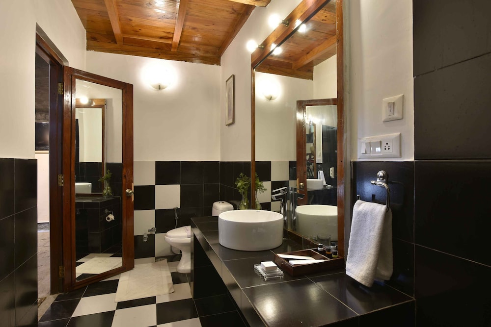 tiaraa monolith lake resort