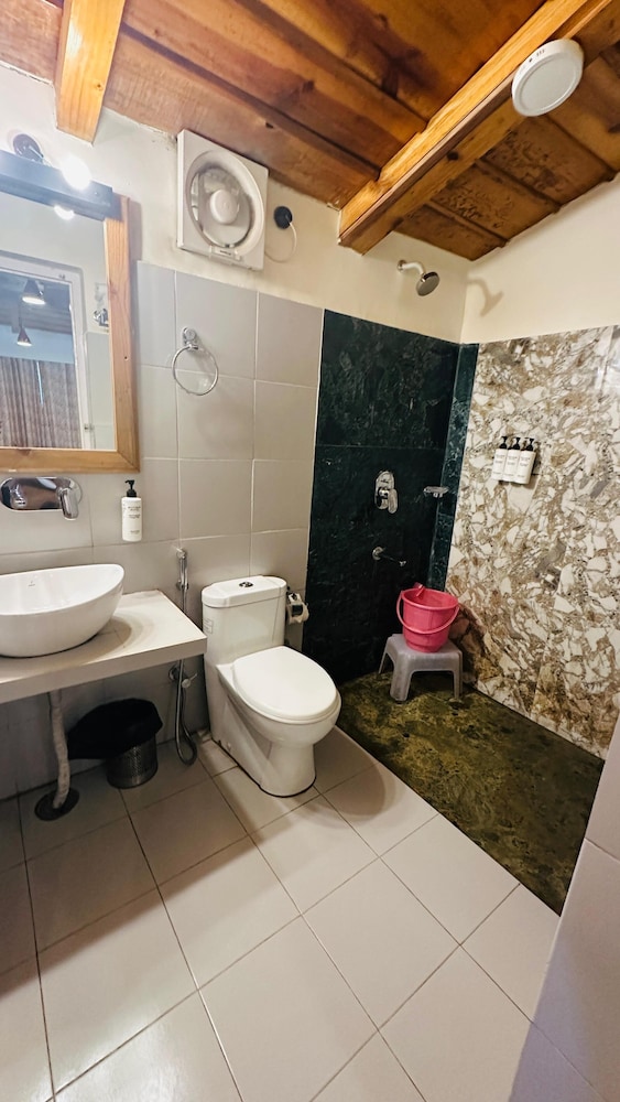 tiaraa monolith lake resort